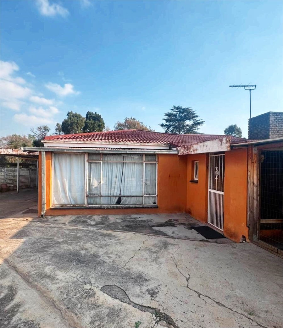 5 Bedroom Property for Sale in Clayville East Gauteng
