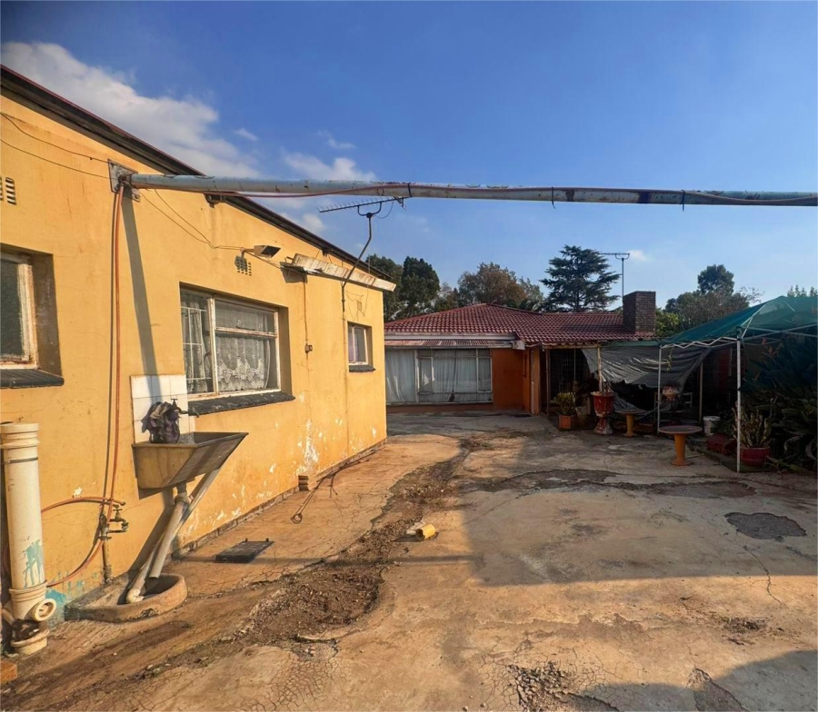 5 Bedroom Property for Sale in Clayville East Gauteng