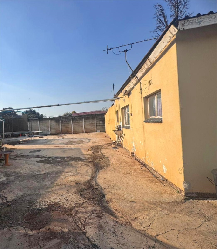 5 Bedroom Property for Sale in Clayville East Gauteng