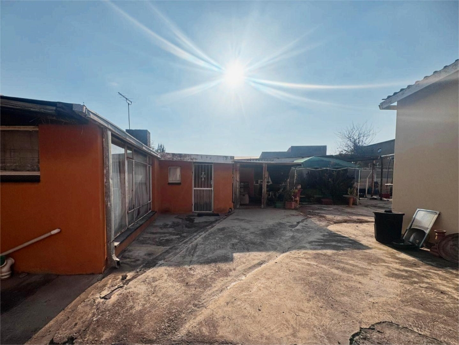 5 Bedroom Property for Sale in Clayville East Gauteng