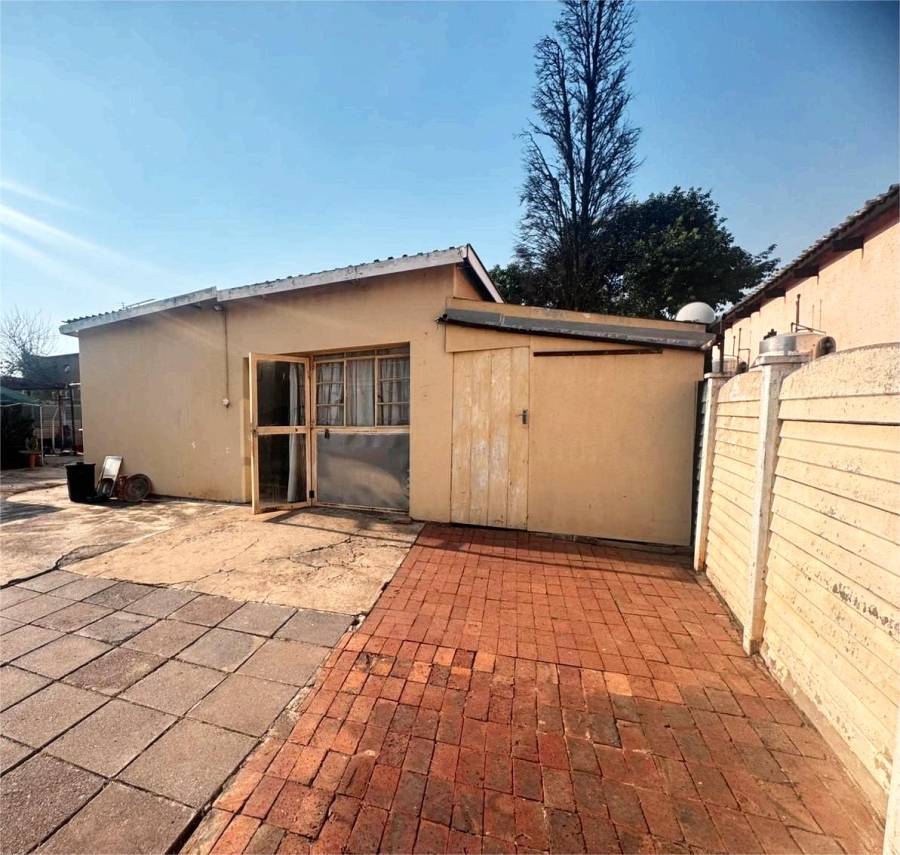 5 Bedroom Property for Sale in Clayville East Gauteng
