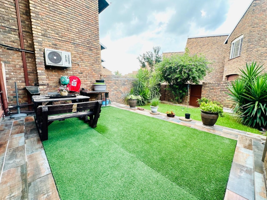 3 Bedroom Property for Sale in Brackendowns Gauteng
