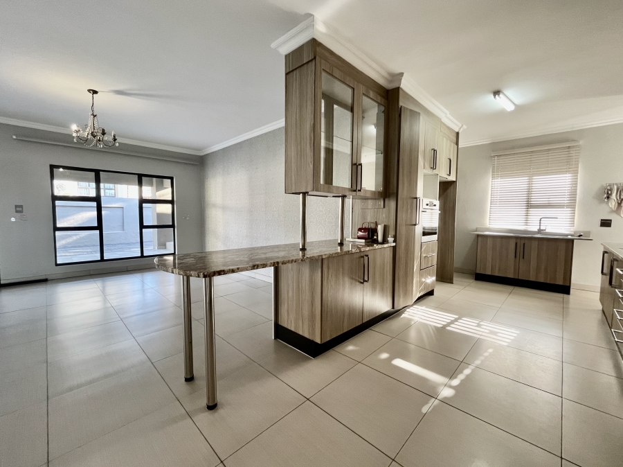 To Let 4 Bedroom Property for Rent in Leeuwenhof Estate Gauteng
