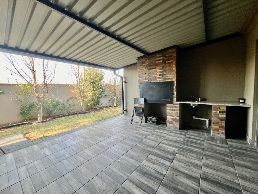 To Let 4 Bedroom Property for Rent in Leeuwenhof Estate Gauteng