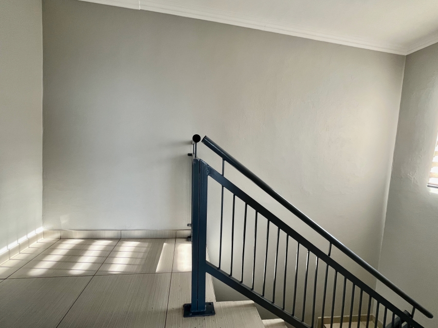To Let 4 Bedroom Property for Rent in Leeuwenhof Estate Gauteng