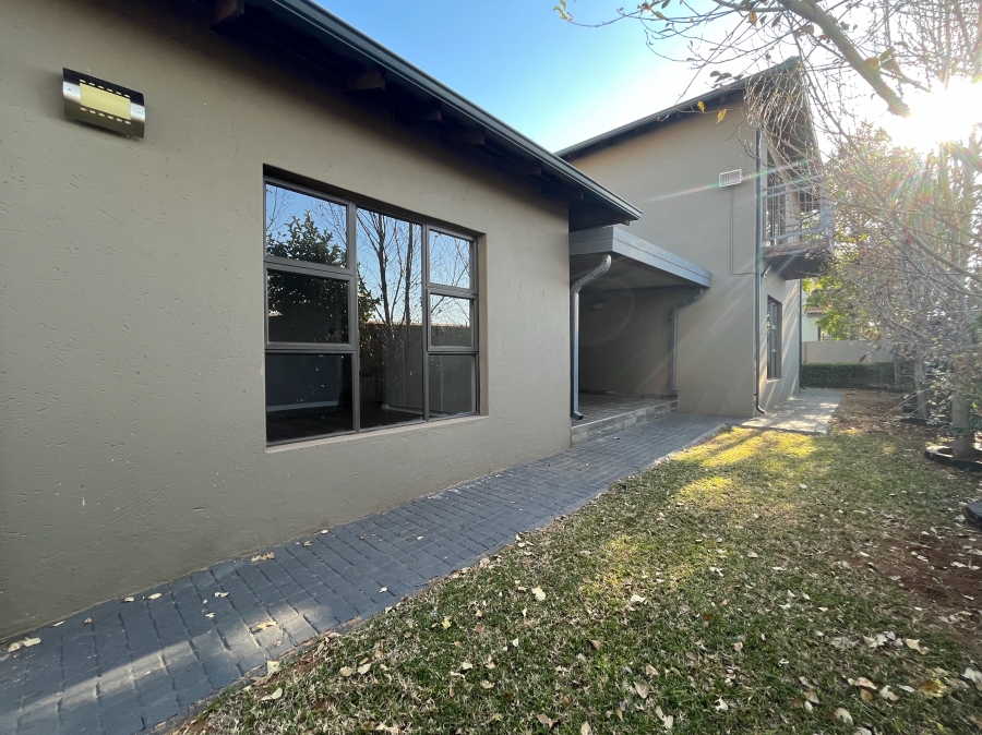 To Let 4 Bedroom Property for Rent in Leeuwenhof Estate Gauteng