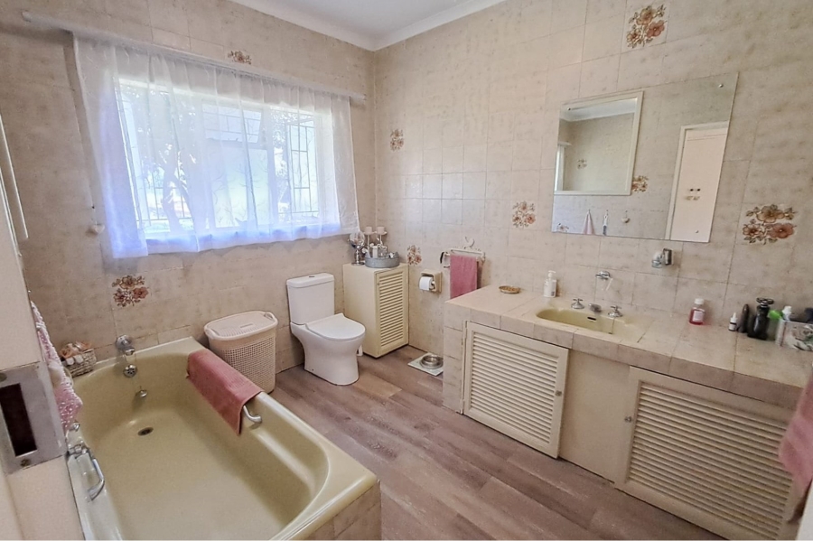 5 Bedroom Property for Sale in Wierda Park Gauteng