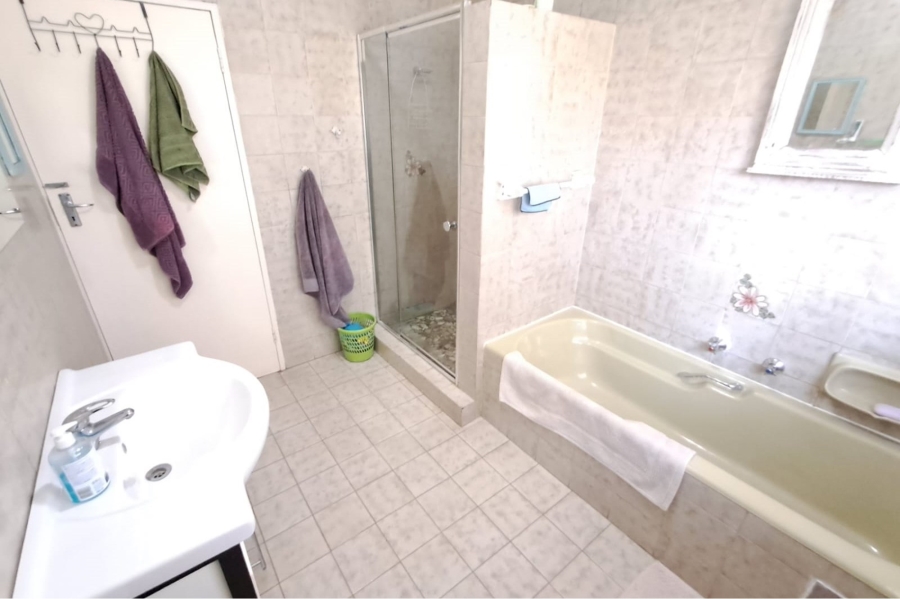 5 Bedroom Property for Sale in Wierda Park Gauteng