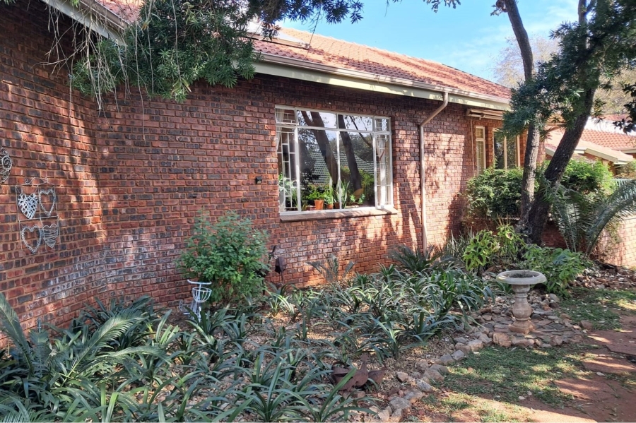 5 Bedroom Property for Sale in Wierda Park Gauteng