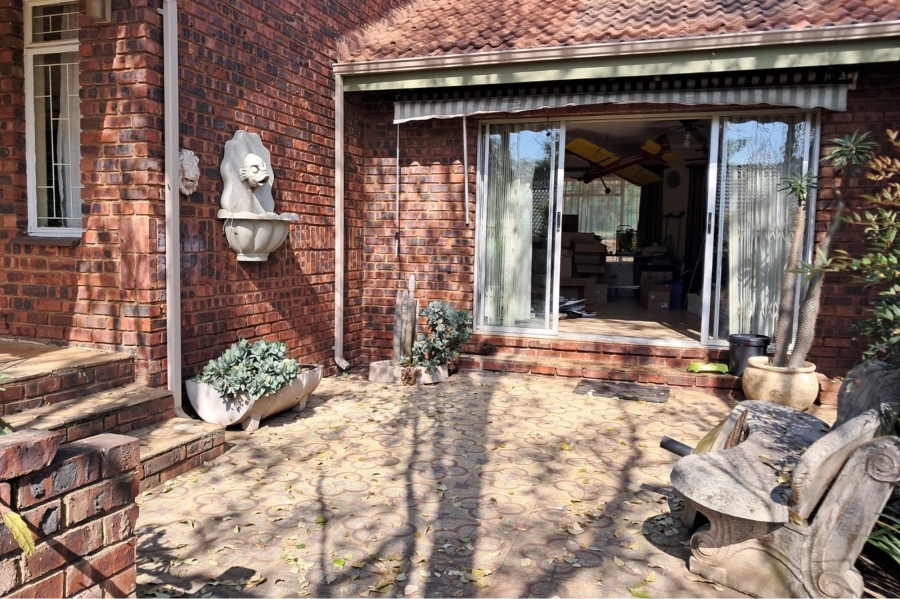 5 Bedroom Property for Sale in Wierda Park Gauteng