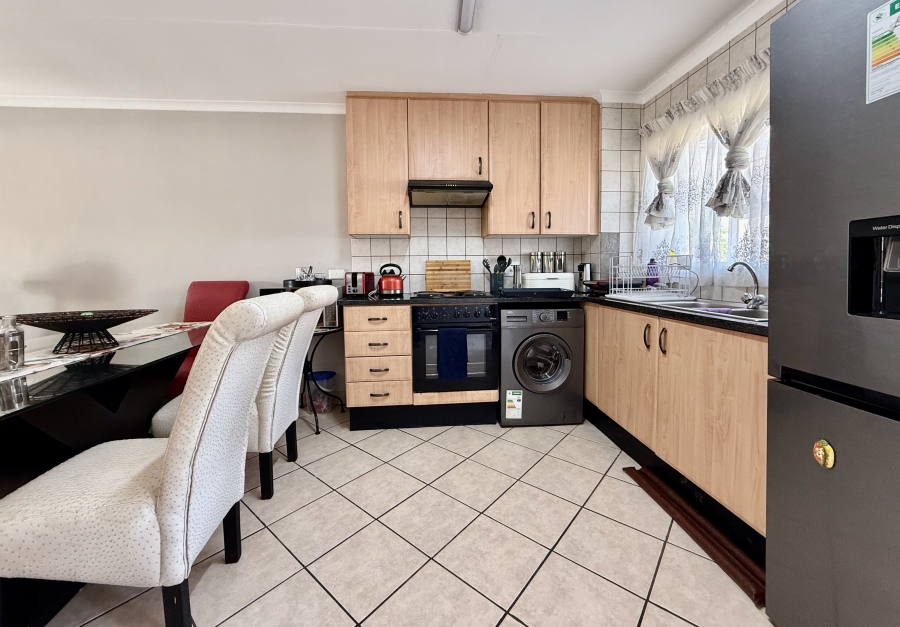 To Let 2 Bedroom Property for Rent in Leeuwenhof Estate Gauteng