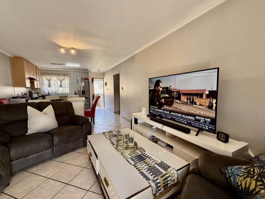 To Let 2 Bedroom Property for Rent in Leeuwenhof Estate Gauteng