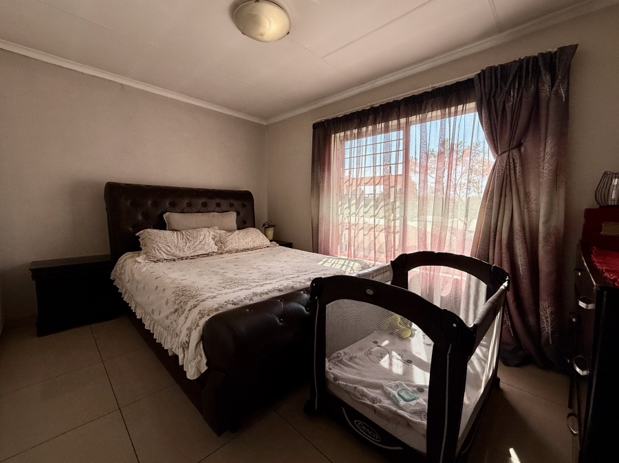 To Let 2 Bedroom Property for Rent in Leeuwenhof Estate Gauteng