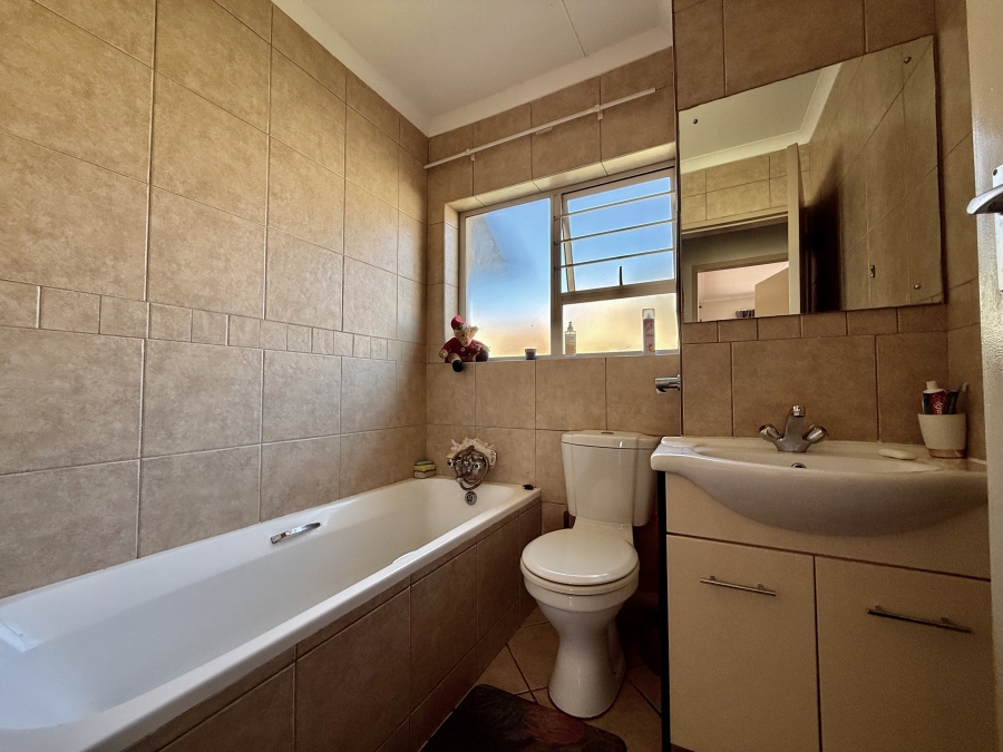 To Let 2 Bedroom Property for Rent in Leeuwenhof Estate Gauteng