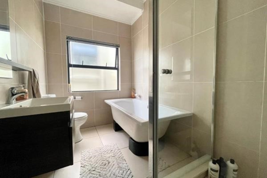 1 Bedroom Property for Sale in Fourways Gauteng