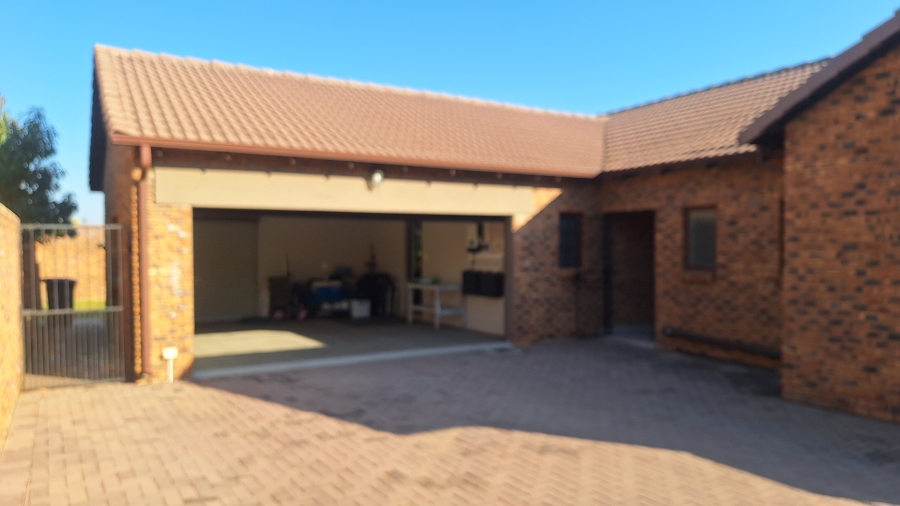 3 Bedroom Property for Sale in Thatchfield Estate Gauteng