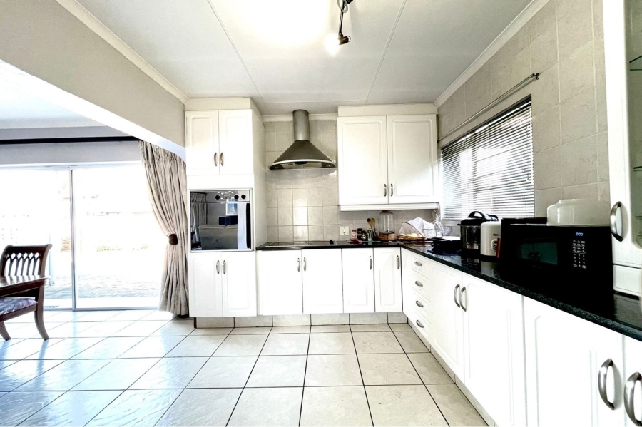 5 Bedroom Property for Sale in Eldoraigne Gauteng