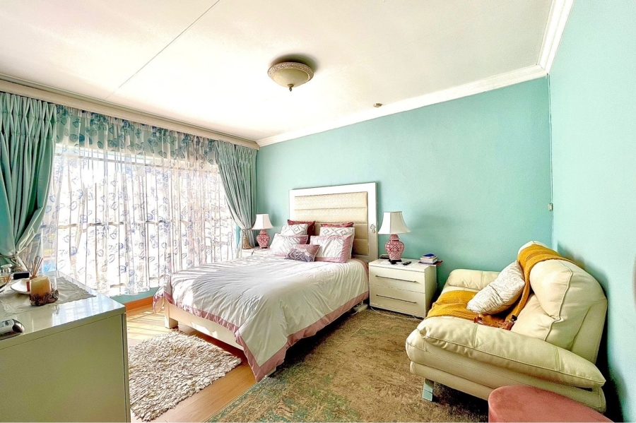 5 Bedroom Property for Sale in Eldoraigne Gauteng