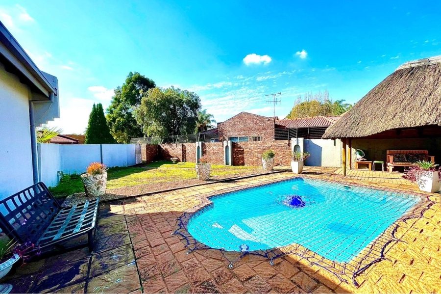 5 Bedroom Property for Sale in Eldoraigne Gauteng