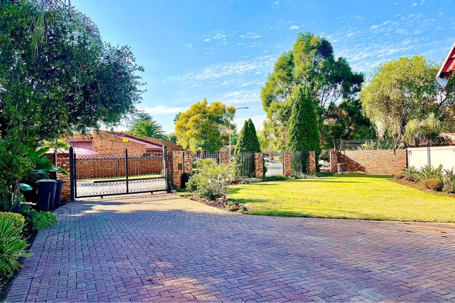 5 Bedroom Property for Sale in Eldoraigne Gauteng