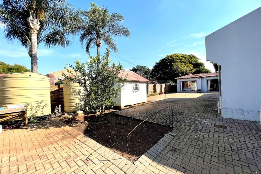 5 Bedroom Property for Sale in Eldoraigne Gauteng