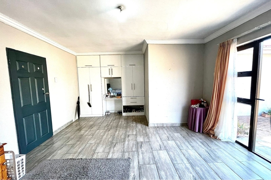 5 Bedroom Property for Sale in Eldoraigne Gauteng