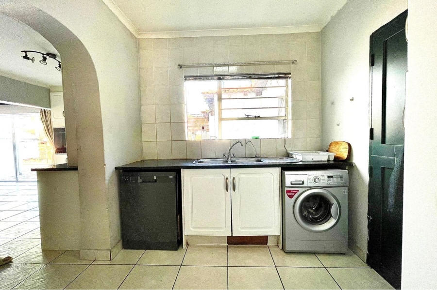5 Bedroom Property for Sale in Eldoraigne Gauteng