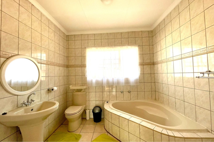 5 Bedroom Property for Sale in Eldoraigne Gauteng