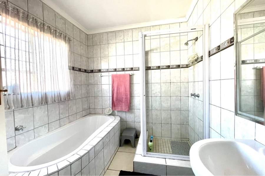 5 Bedroom Property for Sale in Eldoraigne Gauteng