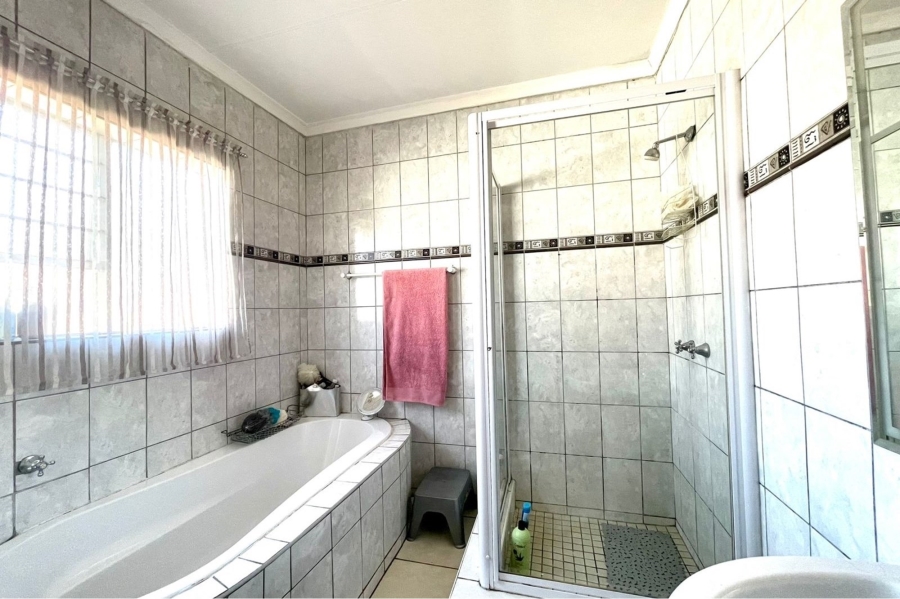 5 Bedroom Property for Sale in Eldoraigne Gauteng