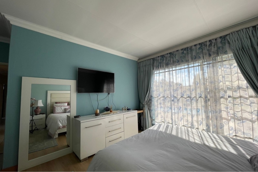 5 Bedroom Property for Sale in Eldoraigne Gauteng
