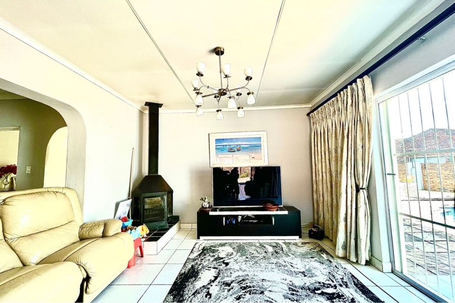 5 Bedroom Property for Sale in Eldoraigne Gauteng