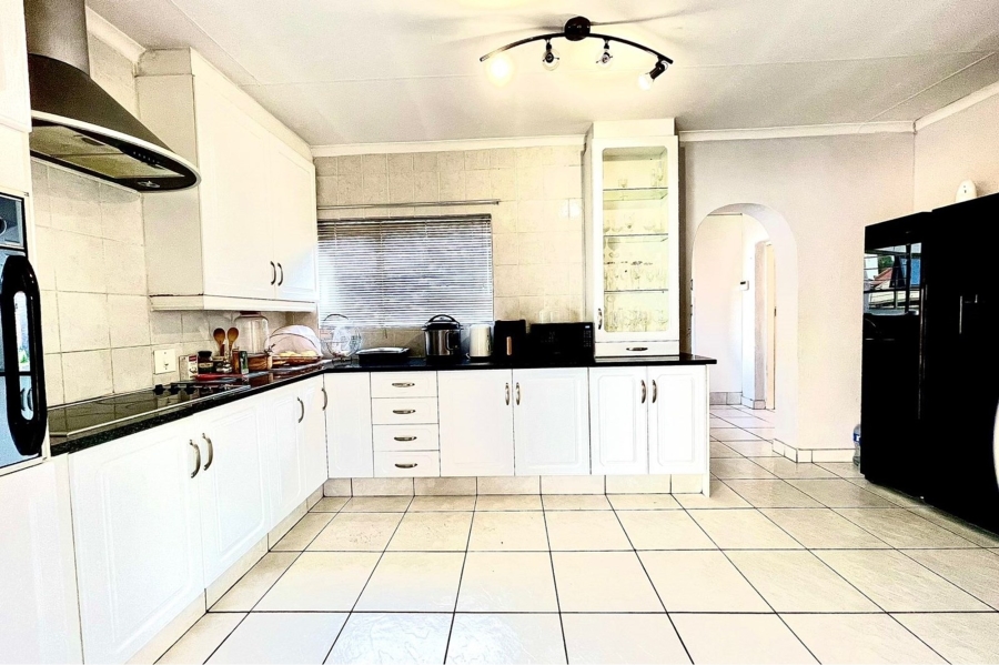 5 Bedroom Property for Sale in Eldoraigne Gauteng