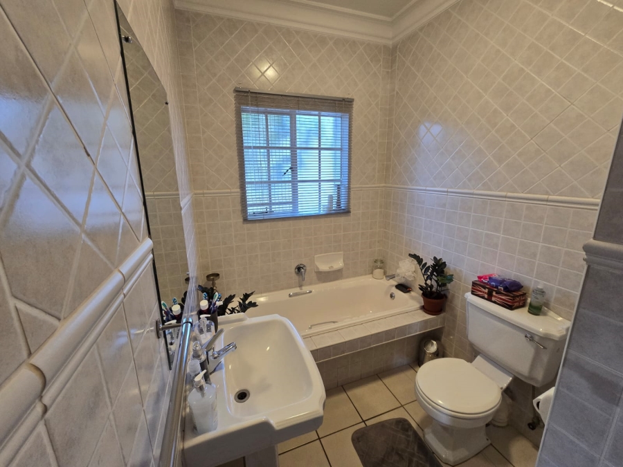 2 Bedroom Property for Sale in Die Hoewes Gauteng