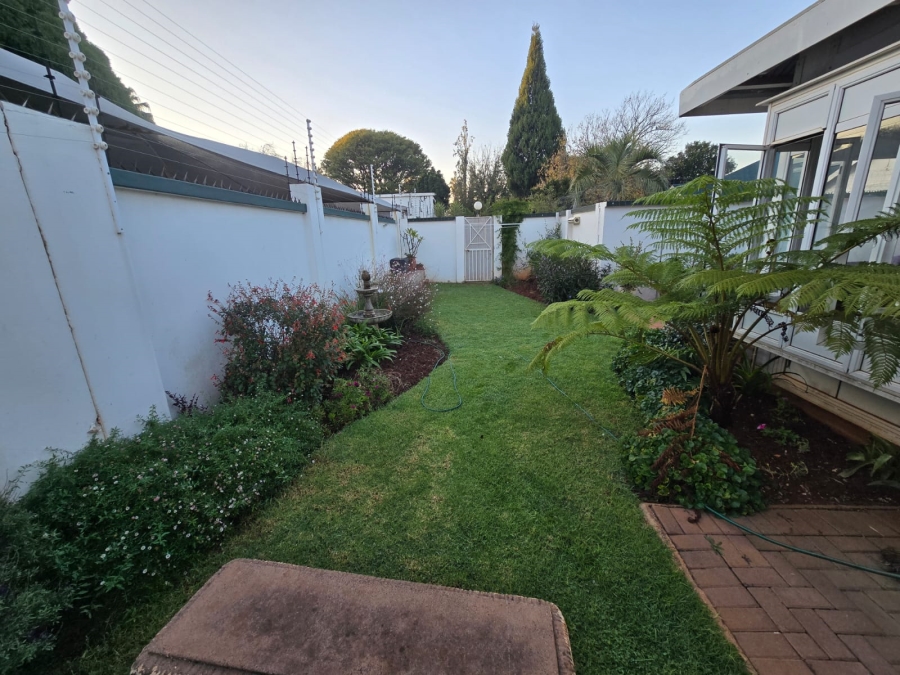 2 Bedroom Property for Sale in Die Hoewes Gauteng