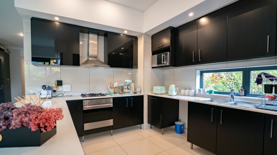 2 Bedroom Property for Sale in Saxonwold Gauteng