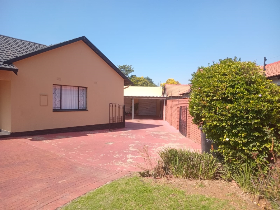 6 Bedroom Property for Sale in Brackendowns Gauteng