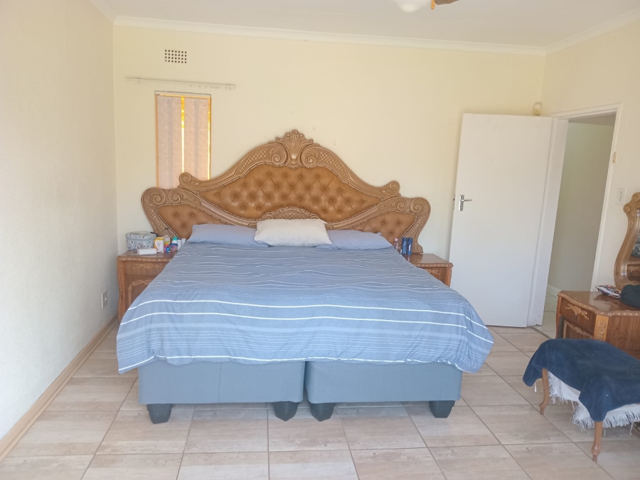 6 Bedroom Property for Sale in Brackendowns Gauteng