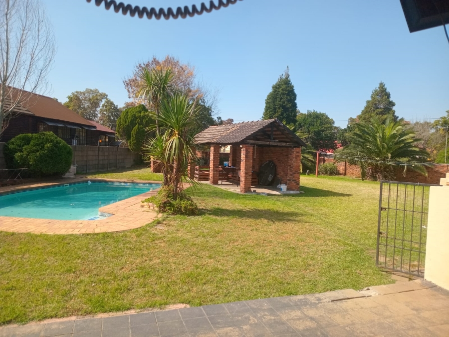 6 Bedroom Property for Sale in Brackendowns Gauteng