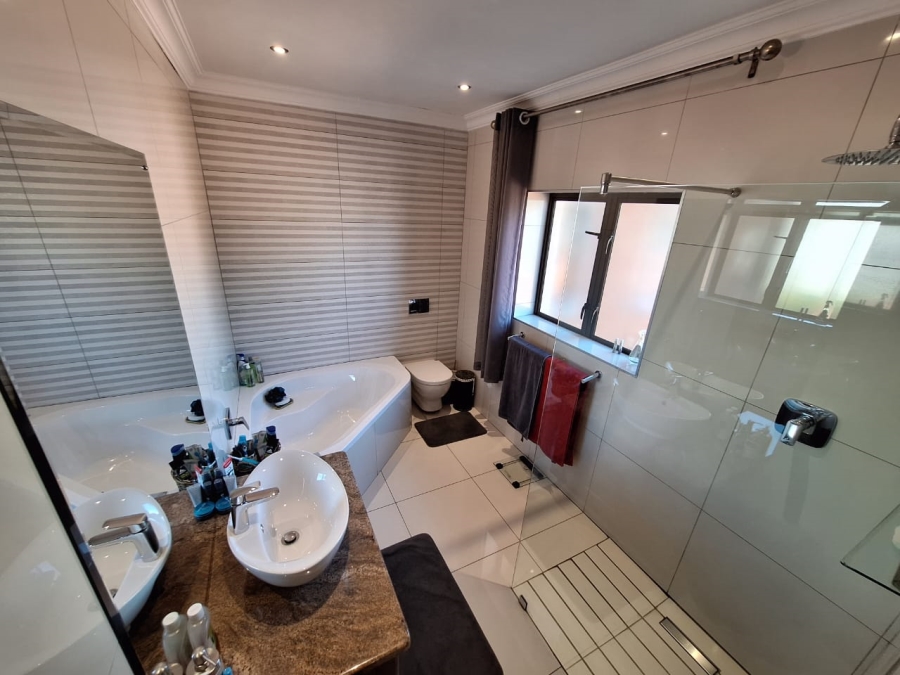 5 Bedroom Property for Sale in Centurion Golf Estate Gauteng