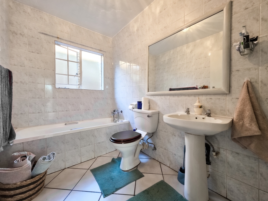 2 Bedroom Property for Sale in Faerie Glen Gauteng