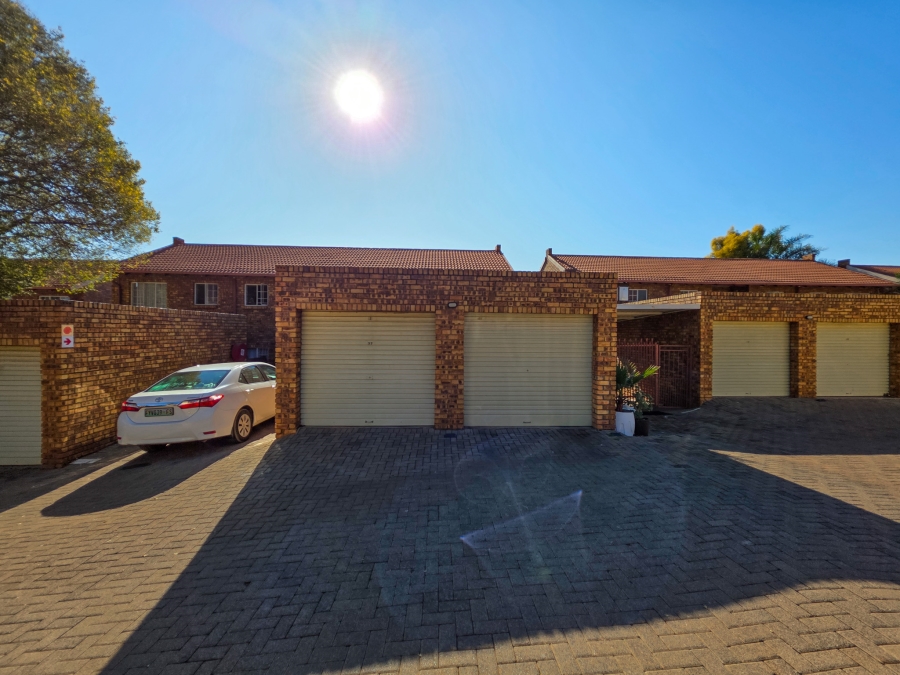 2 Bedroom Property for Sale in Faerie Glen Gauteng