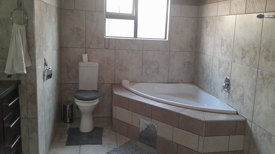 4 Bedroom Property for Sale in Vanderbijlpark SE 8 Gauteng