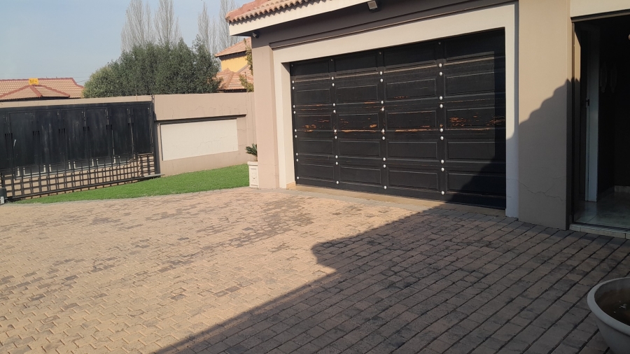 4 Bedroom Property for Sale in Vanderbijlpark SE 8 Gauteng