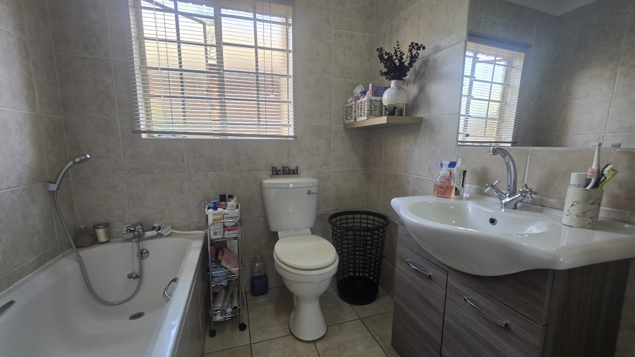 2 Bedroom Property for Sale in The Wilds Gauteng
