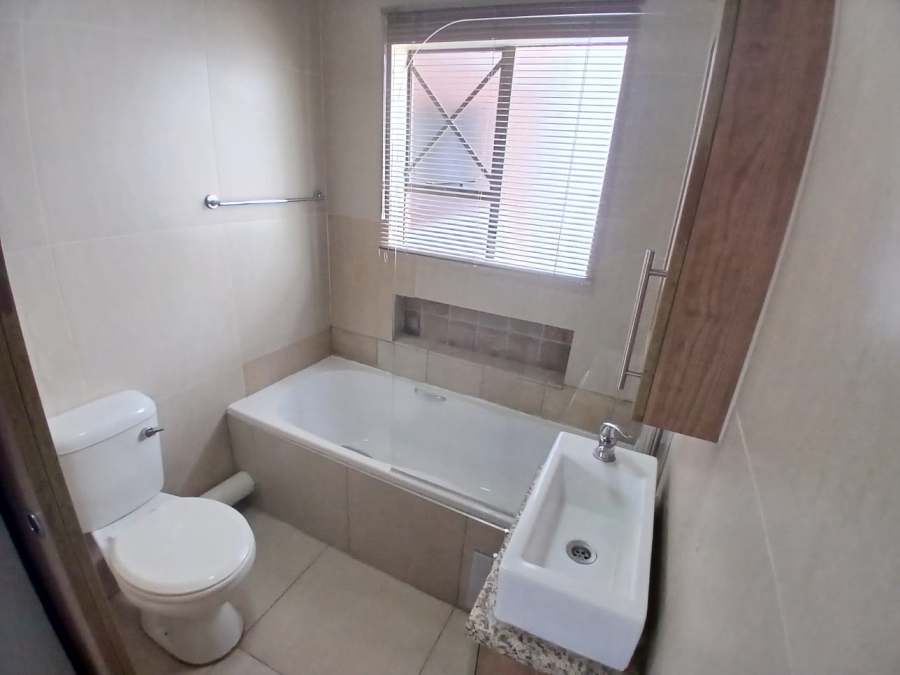 To Let 2 Bedroom Property for Rent in Waverley Gauteng