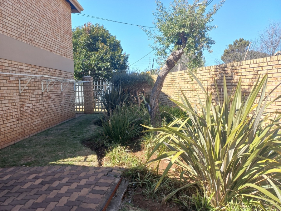 2 Bedroom Property for Sale in Helikonpark Gauteng