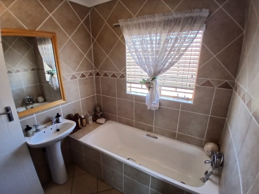 To Let 3 Bedroom Property for Rent in Sinoville Gauteng