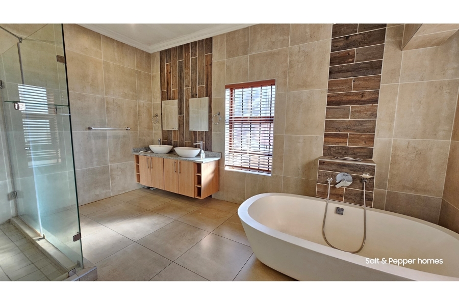 5 Bedroom Property for Sale in Magalieskruin Gauteng