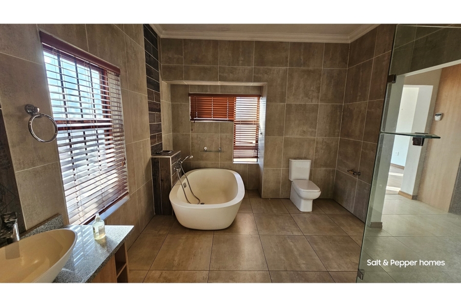 5 Bedroom Property for Sale in Magalieskruin Gauteng